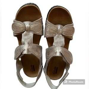 SANDALS Clarks Lexi Walnut 9M - Gold Metallic - Never worn
